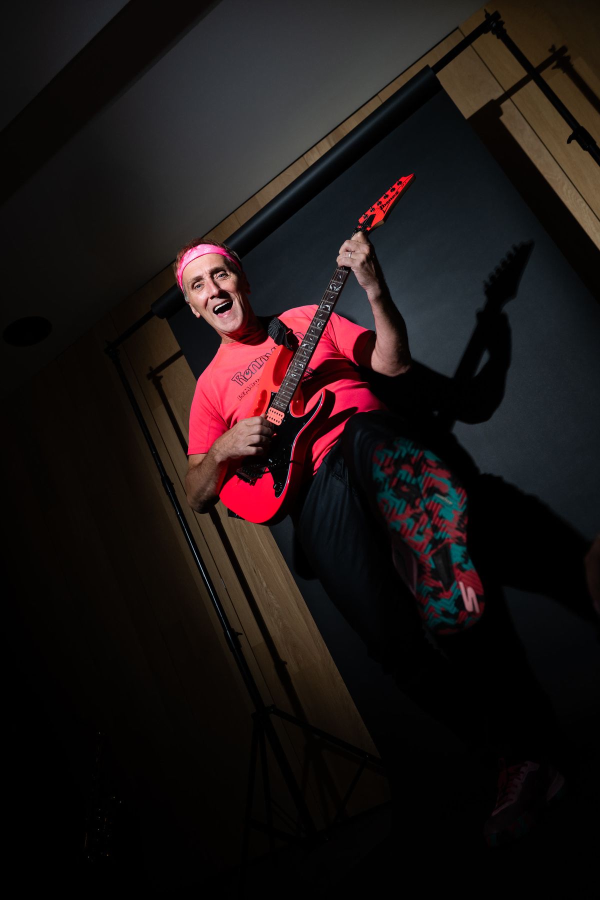 Cover: Ronnyron met roze gitaar